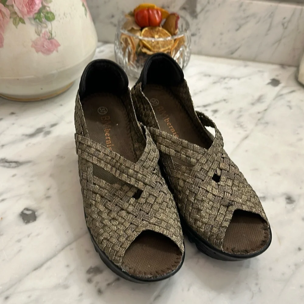 Bernie Mev Platform Wedge Metallic Black/Gold Stretch Top Sz 37 worn a few times
